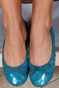 Free picture of a girl wearing ballet flats from BalletFlatsFetish.com - passione-piedi-gioia-ballerine01-05