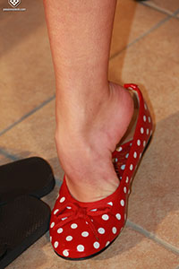 Free picture of a girl wearing ballet flats from BalletFlatsFetish.com - passione-piedi-sunny-ballerine01-09