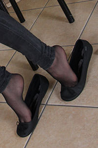 Free picture of a girl wearing ballet flats from BalletFlatsFetish.com - nylonfeetlove-violet-ballerine01-06