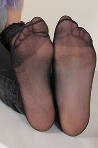 Free picture of a girl wearing ballet flats from BalletFlatsFetish.com - nylonfeetlove-violet-ballerine01-10