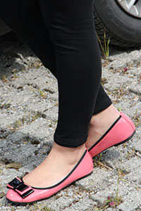 Free picture of a girl wearing ballet flats from BalletFlatsFetish.com - passione-piedi-petra-automobile01-02