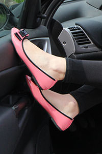 Free picture of a girl wearing ballet flats from BalletFlatsFetish.com - passione-piedi-petra-automobile01-04