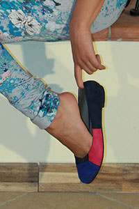 Free picture of a girl wearing ballet flats from BalletFlatsFetish.com - passione-piedi-valeria-caminetto02-04