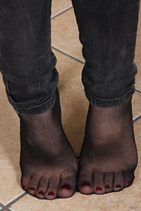 Free picture of a girl wearing ballet flats from BalletFlatsFetish.com - nylonfeetlove-violet-ballerine01-09